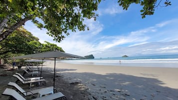 En la playa, sillas reclinables de playa, toallas de playa