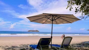 Aan het strand, ligstoelen aan het strand, strandlakens