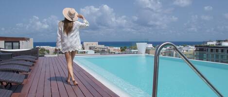 Una piscina al aire libre