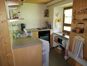 Kühlschrank, Mikrowelle, Herdplatte, Wasserkocher mit Kaffee-/Teezubehör