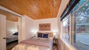 Bedroom, 1 Bath, Full Kitchen | Wi-fi (inkludert), individuelt innredet og sengetøy