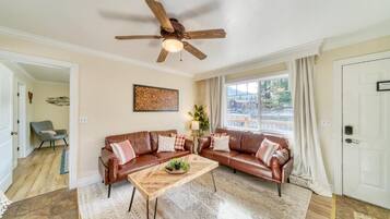 Lodge Unit #11 - 2 Bedroom, 2 bath, Full Kitchen | Área de estar | TV