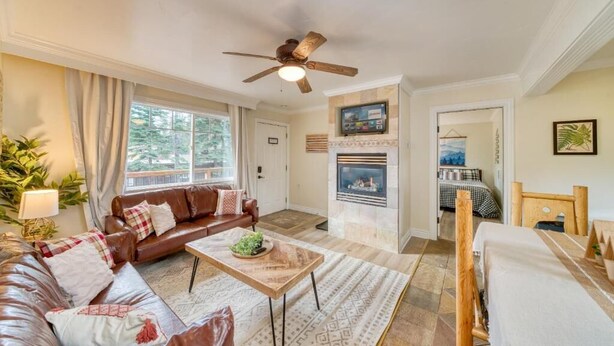 Lodge Unit #11 - 2 Bedroom, 2 bath, Full Kitchen | Oppholdsområde | TV