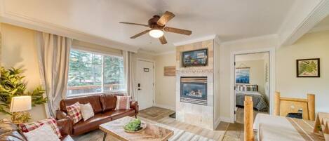 Lodge Unit #11 - 2 Bedroom, 2 bath, Full Kitchen | Área de estar | TV