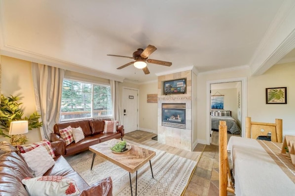 Lodge Unit #11 - 2 Bedroom, 2 bath, Full Kitchen | 起居区 | 电视