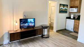 Lodge Unit #2-1 Bedroom, 1 Bath, Full Kitchen | Oppholdsområde | TV