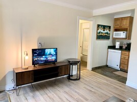 Lodge Unit #2-1 Bedroom, 1 Bath, Full Kitchen | Área de estar | TV