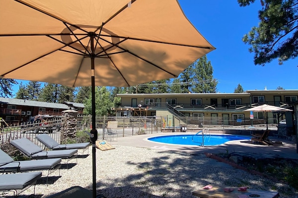 Seasonal outdoor pool, open 9:00 AM to 10:00 PM, pool loungers