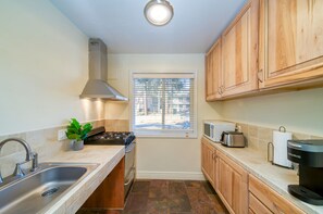 MML Queen ADA | Private kitchen | Electric kettle, dining tables - The Moose and Maple Lodge (South Lake Tahoe)