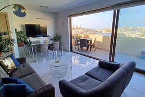 TV - The View Penthuse Cospicua (Cospicua)