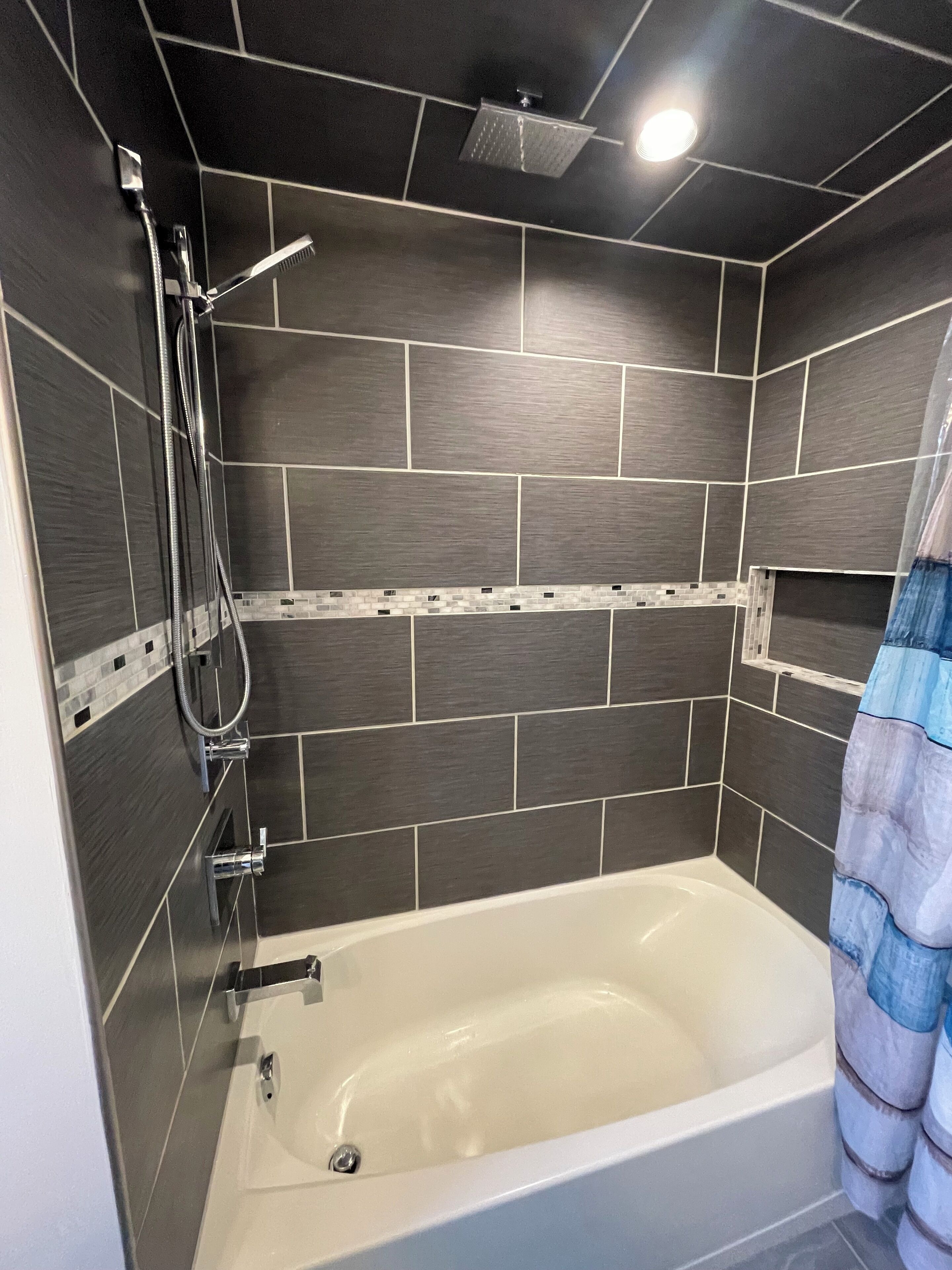 Ensemble douche/baignoire, sèche-cheveux, serviettes fournies