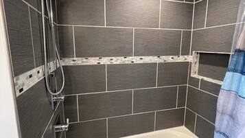 Ensemble douche/baignoire, sèche-cheveux, serviettes fournies