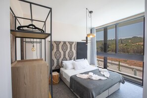 4 bedrooms, iron/ironing board, WiFi