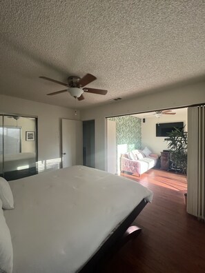 2 bedrooms, desk, iron/ironing board, WiFi