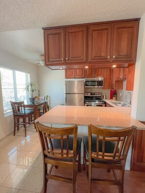 Refrigerador, microondas, horno y parrilla de estufa 