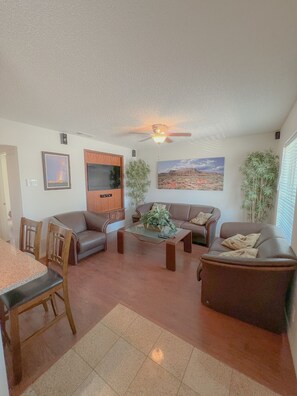 TV - 1bd + bonus/office room Condo (Indio)