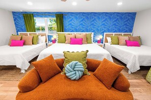 6 soveværelser, pengeskab på værelset, skrivebord, strygejern/strygebræt