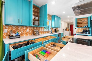 Køleskab, mikrobølgeovn, ovn, kogeplade