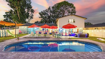 Alberca al aire libre y alberca climatizada