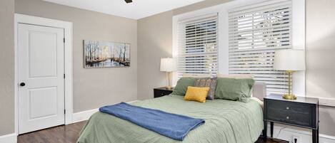 1 dormitorio, escritorio, tabla de planchar con plancha y cuna de viaje