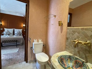 Douche, séchoir à cheveux, serviettes fournies, savon
