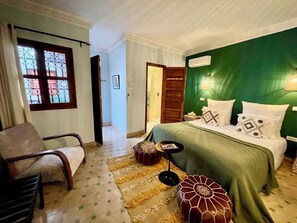 5 chambres, bureau, système d’insonorisation, fer et planche à repasser