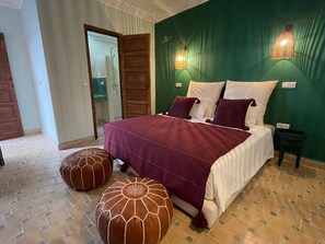 4 bedrooms, desk, soundproofing, iron/ironing board