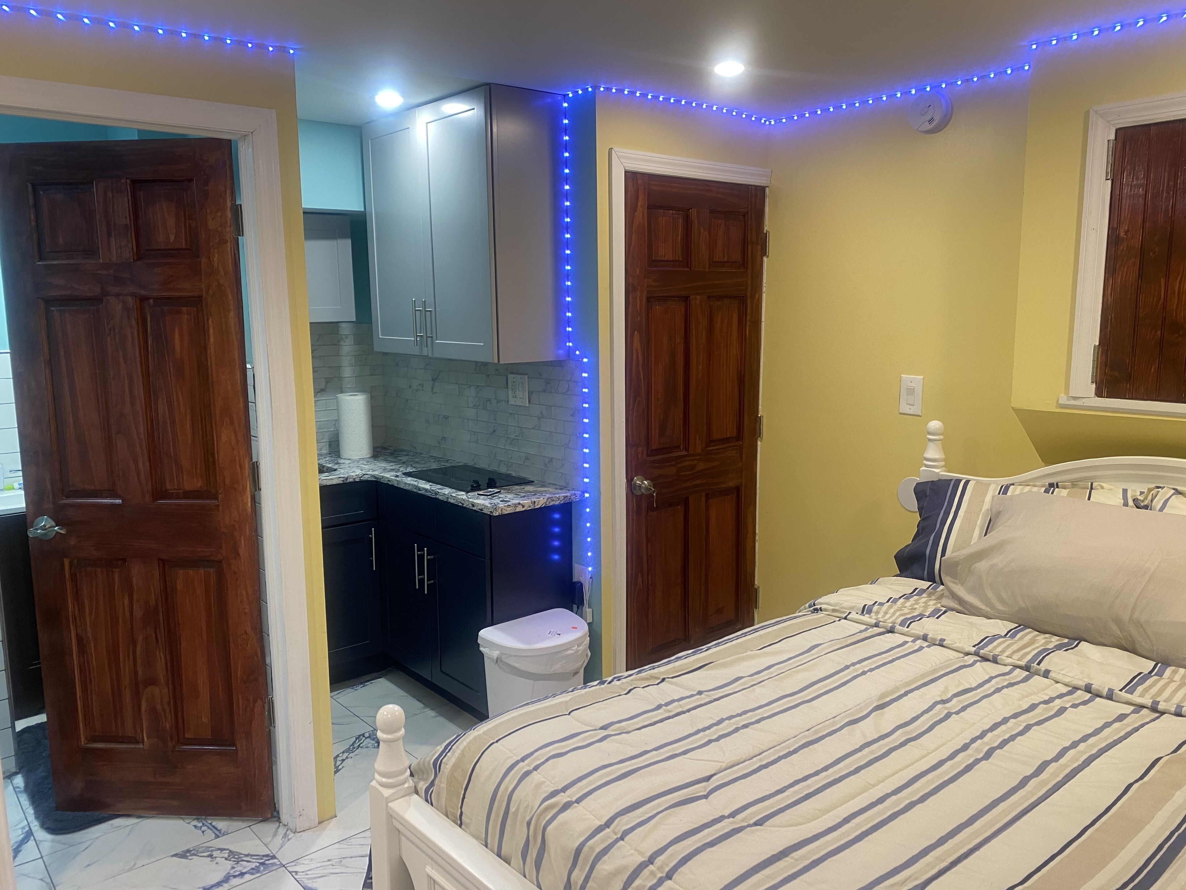 1 bedroom, desk, WiFi