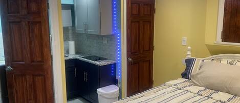 1 bedroom, desk, WiFi