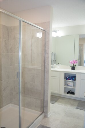 Combined shower/tub, hair dryer, towels, toilet paper - 3BR CONDO 4MILES FROM DISNEY (Kissimmee)