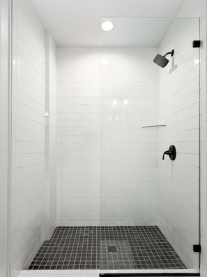 Douche, sèche-cheveux, serviettes fournies, savon