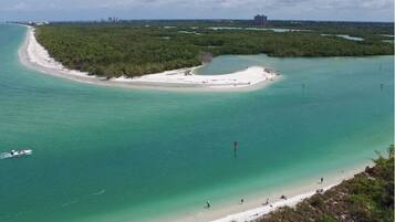Beach nearby, sun loungers, beach towels