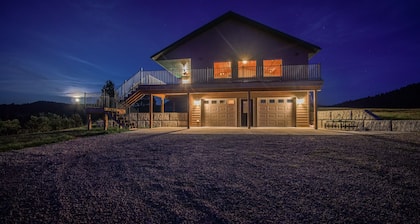 Peaceful home with breath-taking views of Devils Tower & room to roam