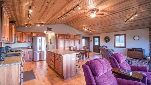 Peaceful home with breath-taking views of Devils Tower & room to roam