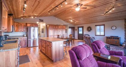 Peaceful home with breath-taking views of Devils Tower & room to roam