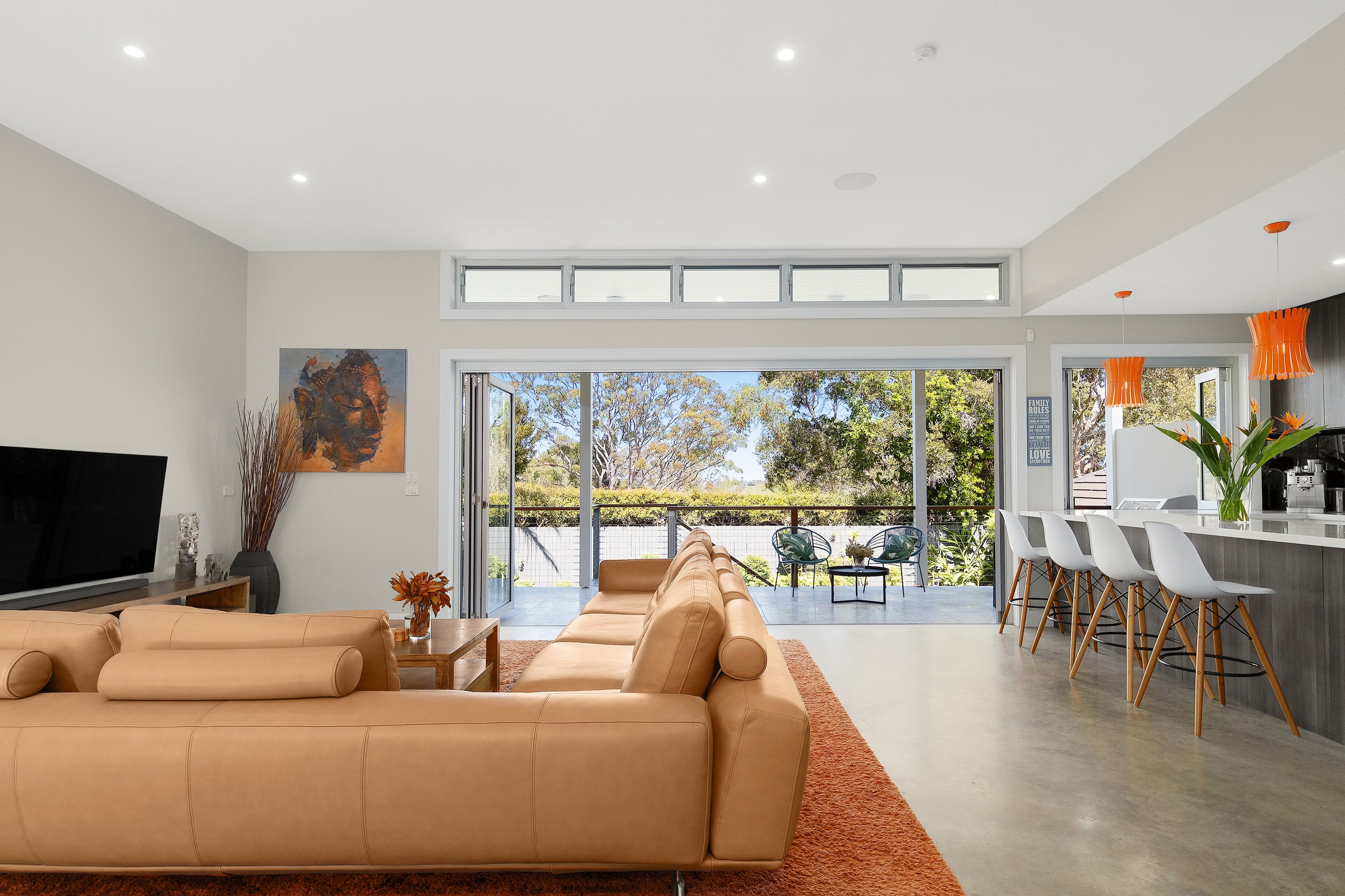 Large Executive Residence in leafy area , 10-15 mins from CBD and Beach