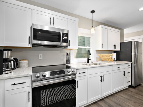 2 Bedroom Pet Friendly Apt w/ full kitchen; Private fenced Backyard; Great Wifi