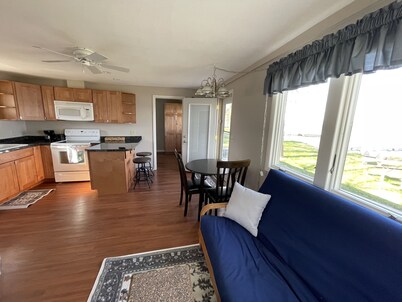 Cabin #3 Newly remodeled 1 bedroom cabin right by the lake.