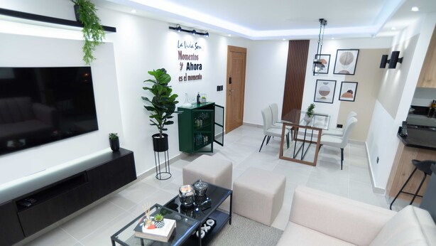 Apartamento Deluxe | Sala de estar | Una Smart TV, Netflix, un altavoz inteligente, servicios de streaming