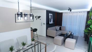 Deluxe Apartment | Dining room