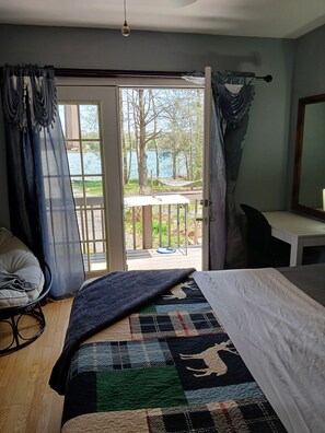 5 bedrooms, desk, free WiFi, bed sheets - LAKEFRONT Stillwater Lakes Chalet- Hot Tub, Gameroom, Firepit, Kayaks, Dock, BBQ (Pocono Summit)