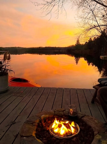 LAKEFRONT Stillwater Lakes Chalet- Hot Tub, Gameroom, Firepit, Kayaks, Dock, BBQ