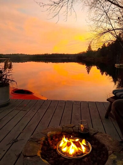 LAKEFRONT Stillwater Lakes Chalet- Hot Tub, Gameroom, Firepit, Kayaks, Dock, BBQ