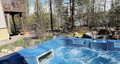 LAKEFRONT Stillwater Lakes Chalet- Hot Tub, Gameroom, Firepit, Kayaks, Dock, BBQ