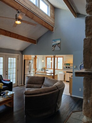 TV connectée, cheminée, baby-foot, table de tennis de table