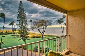 Property grounds - Great Location & Oceanview! Steps to the Beach, King Bed, Pool, A/C (Kihei)