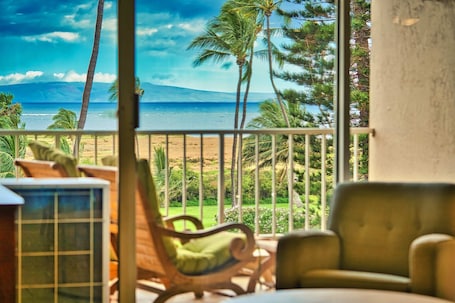 Steps to the BEACH! Oceanview Menehune Shores Condo: KING Bed, split AC & Pool