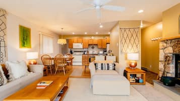 Smart TV, chimenea, libros y estéreo