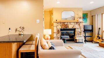 Smart TV, fireplace, books, stereo