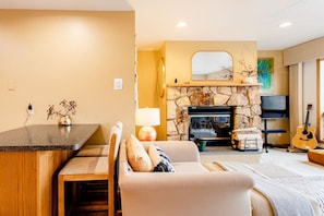 Smart TV, fireplace, books, stereo